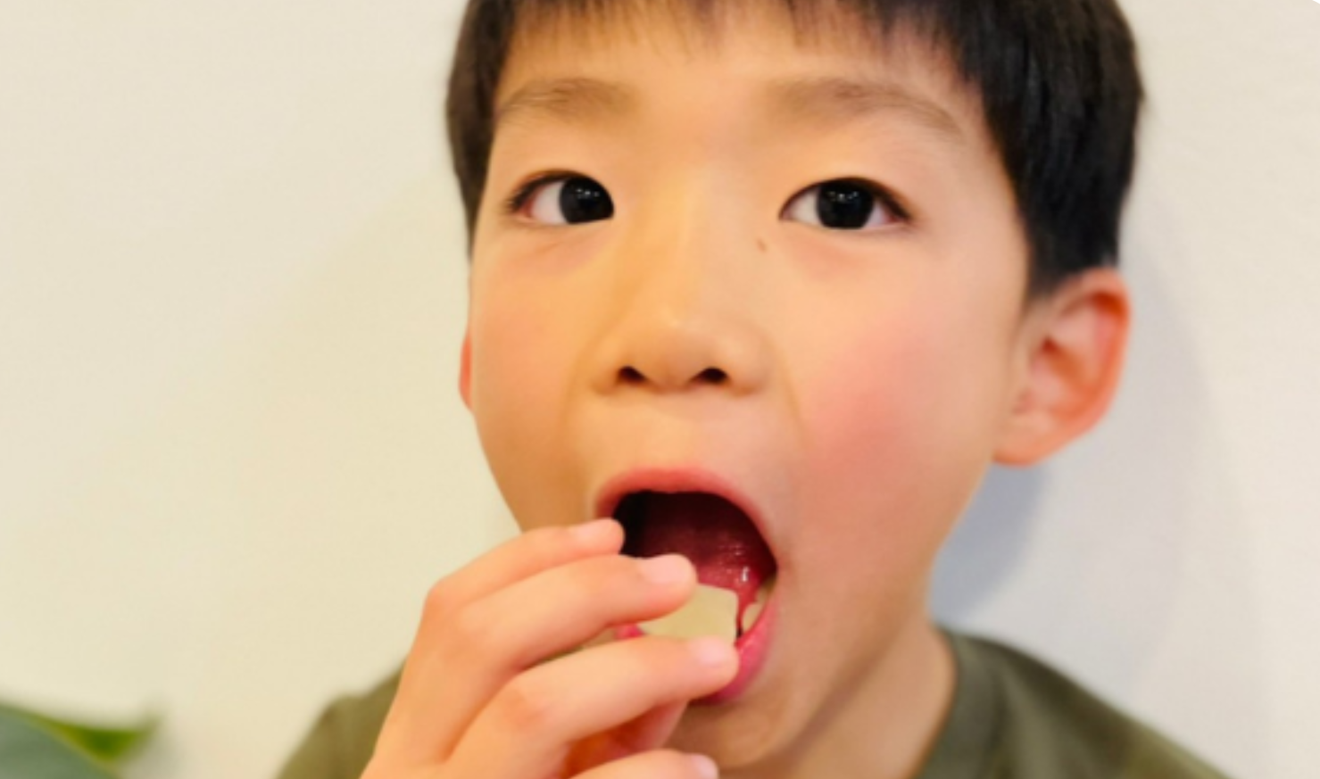 はぐグミを食べる子どもの画像