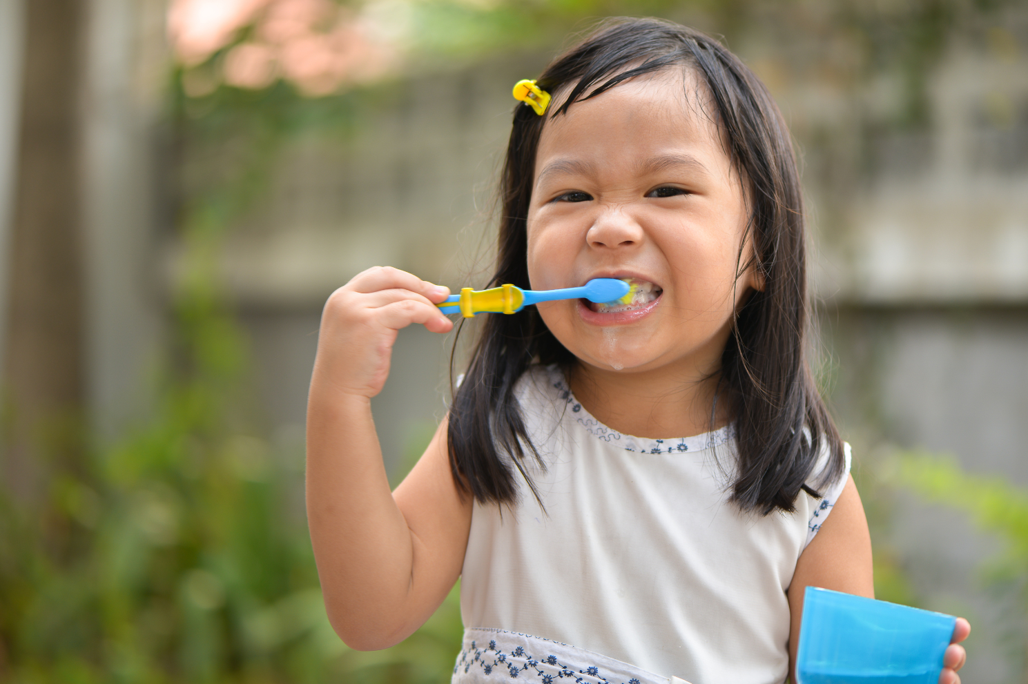 歯磨きする子どもの画像