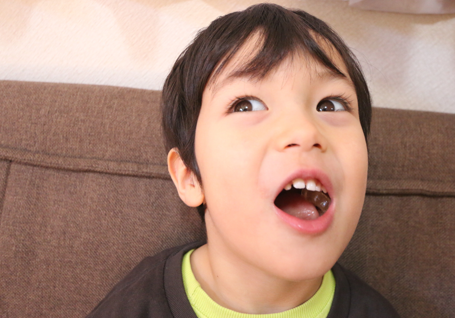 はぐグミを噛む子どもの画像